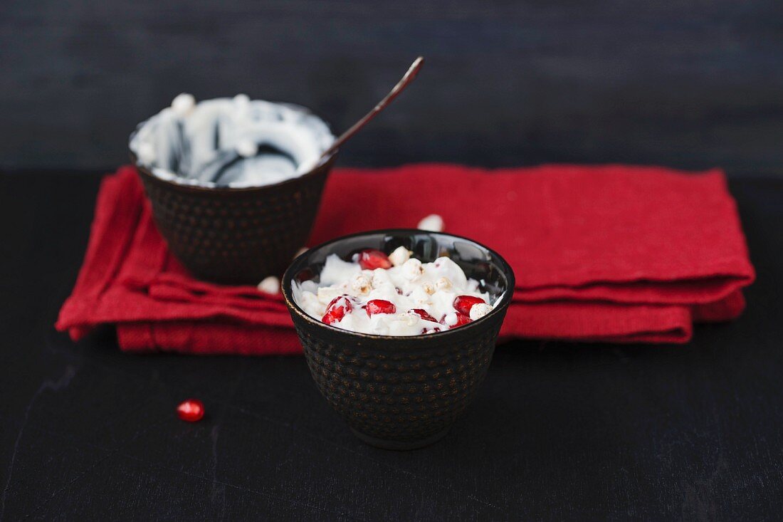 Quarkspeise mit gepufftem Buchweizen und Granatapfelkernen