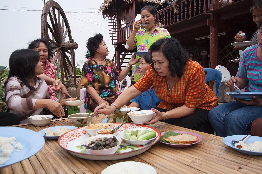 Frauen beim gemeinsamen Mittagessen, Thailand