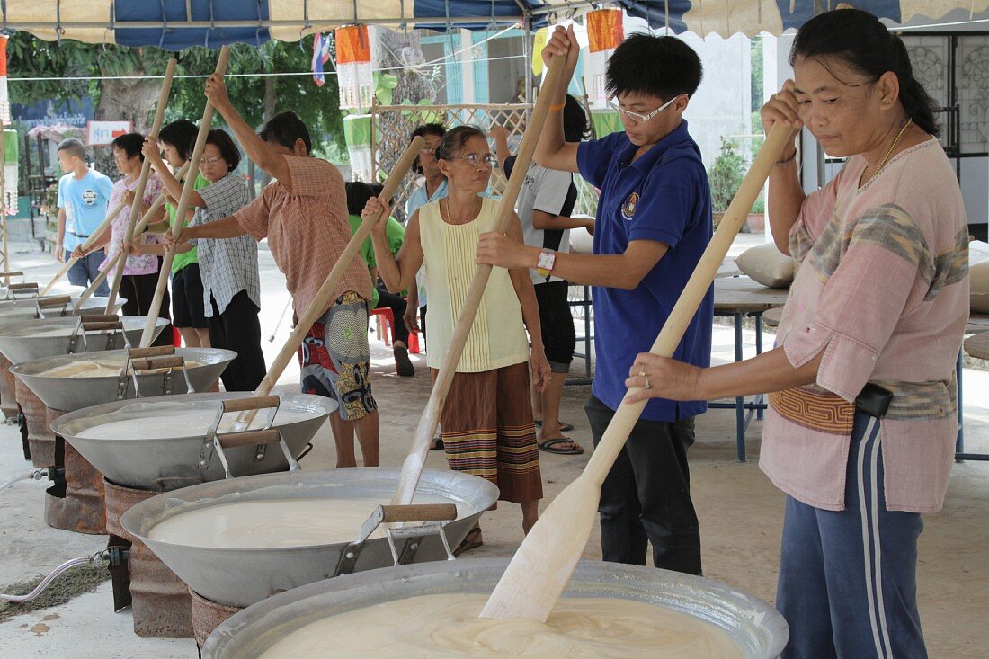 Thailänder beim Kochen von süssem Reis