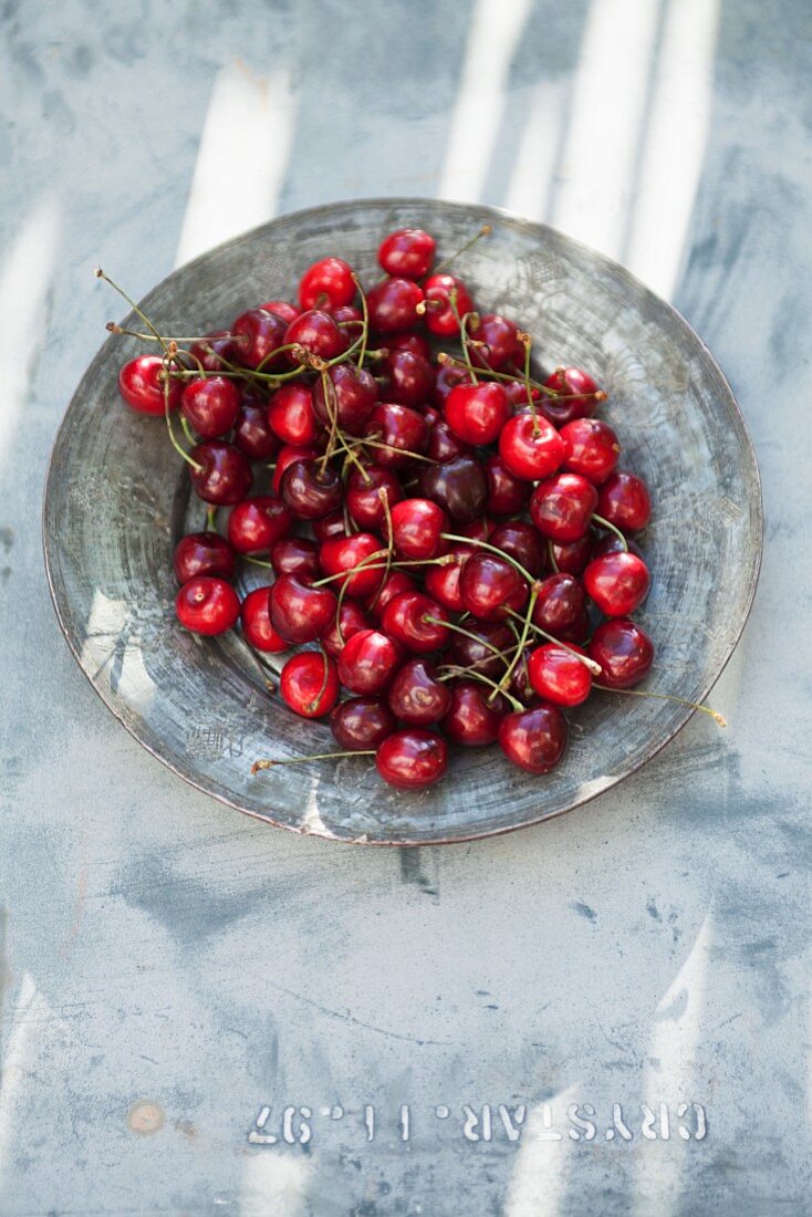 A plate of fresh cherries