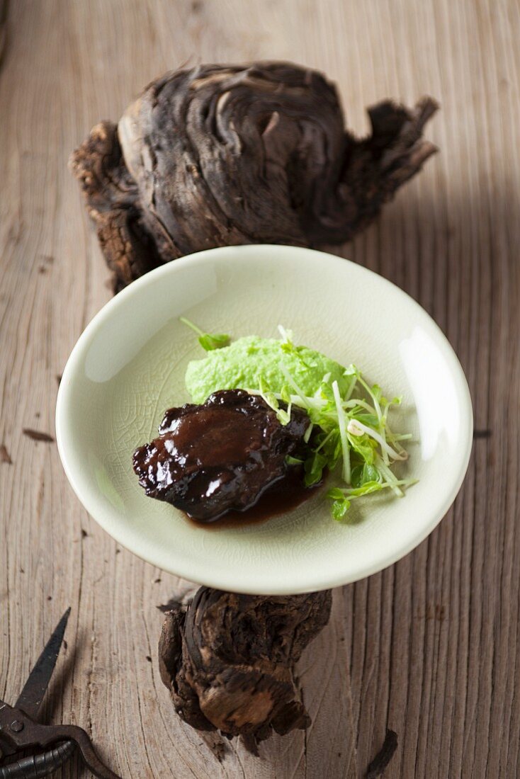 Ox cheeks with bean sprouts
