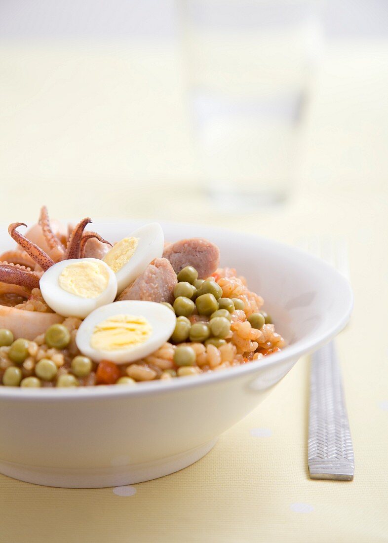 Reis mit Tintenfisch, Wurst und hartgekochten Eiern