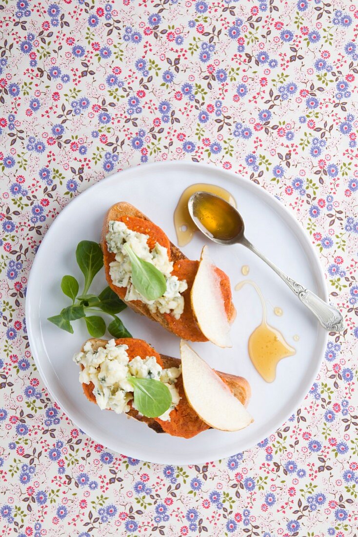 Toasts mit Sobresada, Blauschimmelkäse, Birnen und Honig