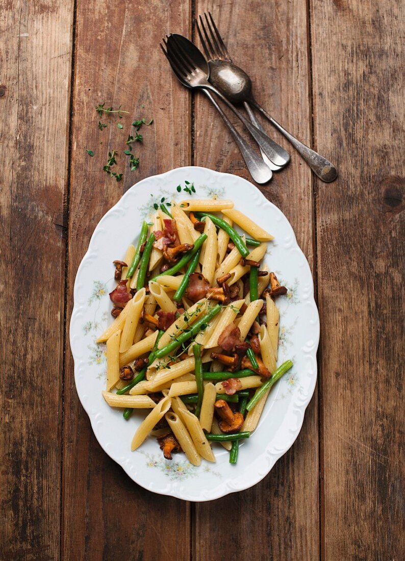 Pasta with green beans, bacon and chanterelle mushrooms