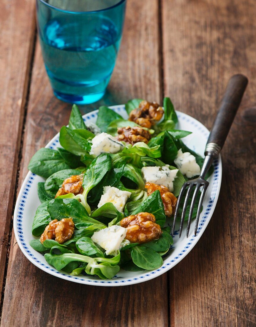 Lambs lettuce with walnuts and blue cheese