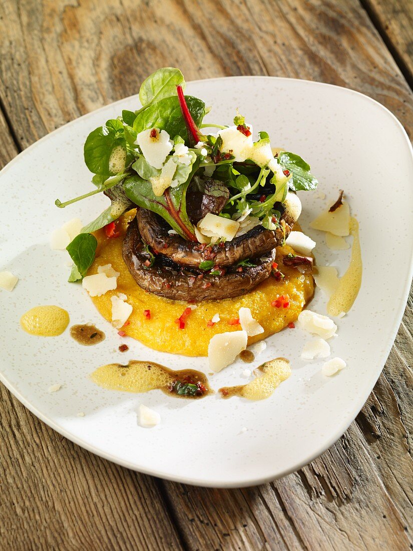 Gegrillte Champignons auf Polenta