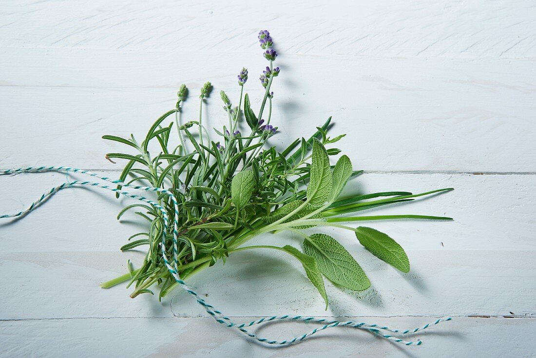 Frischer Kräuterstrauss aus Salbei, Rosmarin, Lavendel, Schnittlauch und Bohnenkraut