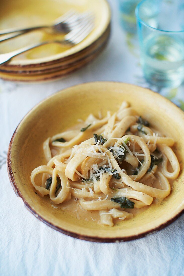 Selbstgemachte Bandnudeln mit Salbei und Parmesan