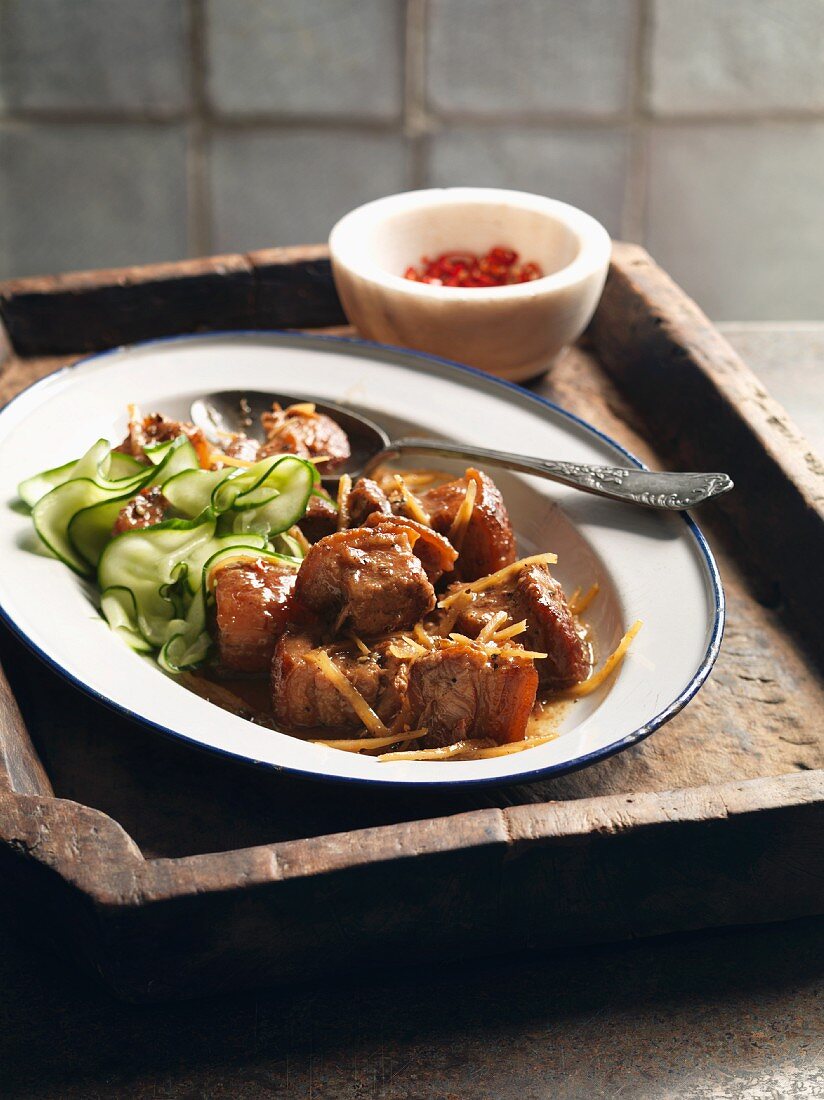 Karamelisierter Schweinebauch mit Gurkensalat