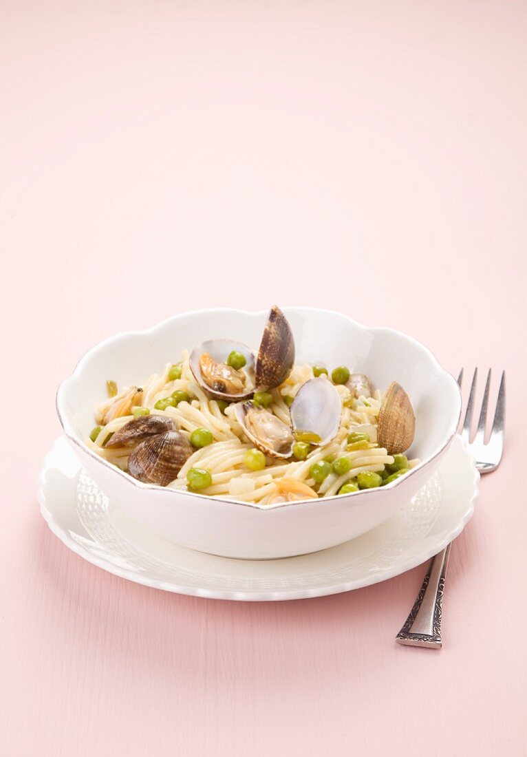 Nudeln mit Clams und Erbsen