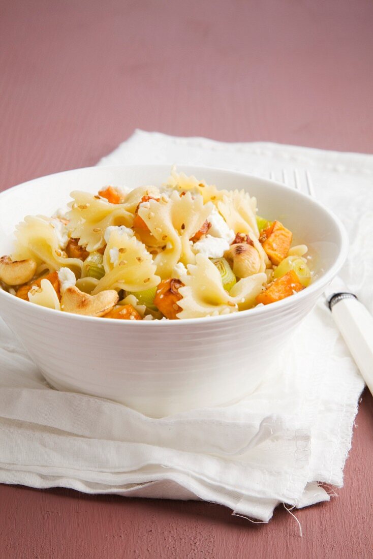 Farfalle mit Lauch, Süsskartoffeln und Cashewkernen