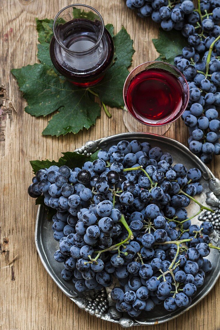 Stillleben mit Weintrauben und Rotwein