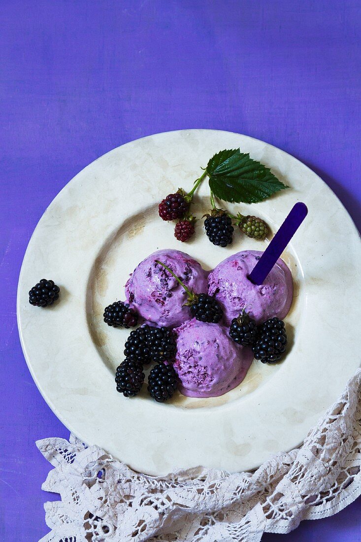 Blackberry ice cream with blackberries and blackberry leaves