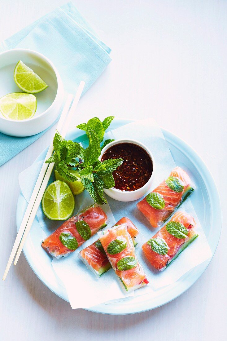 Reispapierröllchen mit Graved Lachs, Chili und Pfefferminze