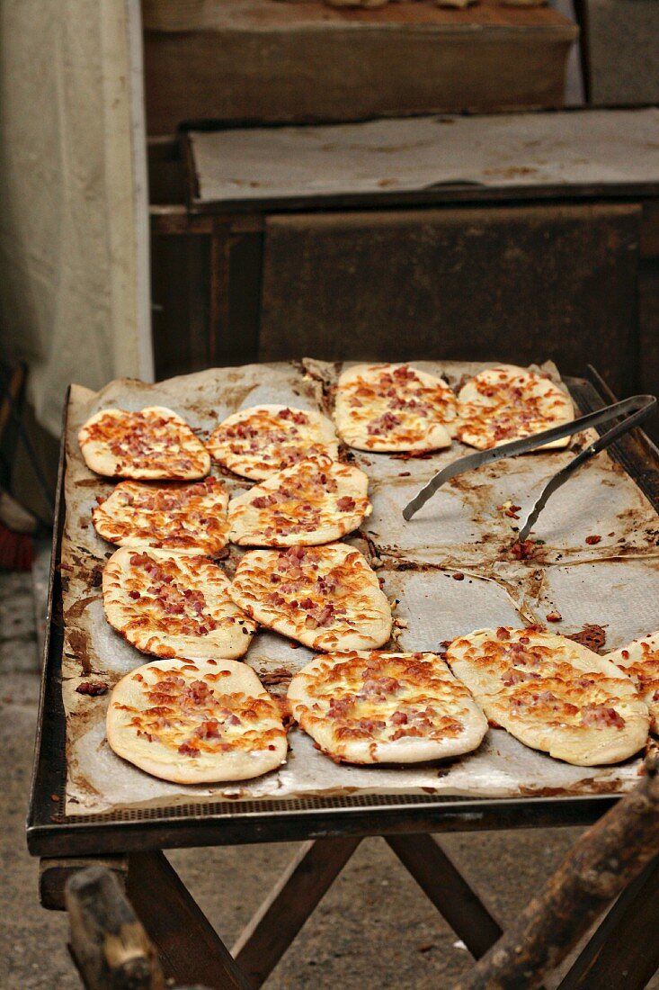 Dinnede (Mini-Flammkuchen) auf dem Markt