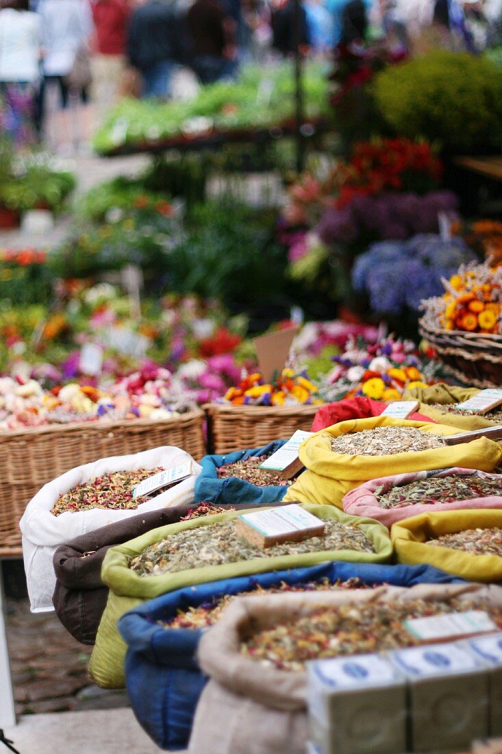 Kräutertees in Säcken auf dem Markt
