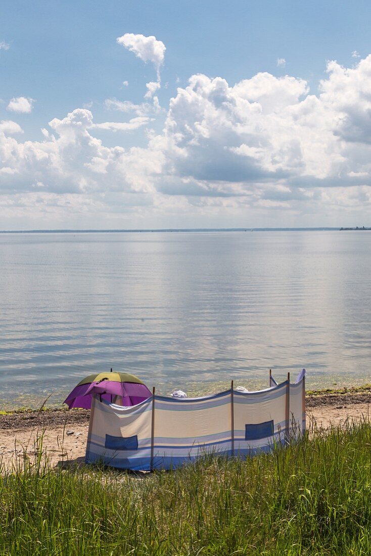 Windschutz auf dem Strand am Palmer Ort auf der Halbinsel Zudar, Rügen