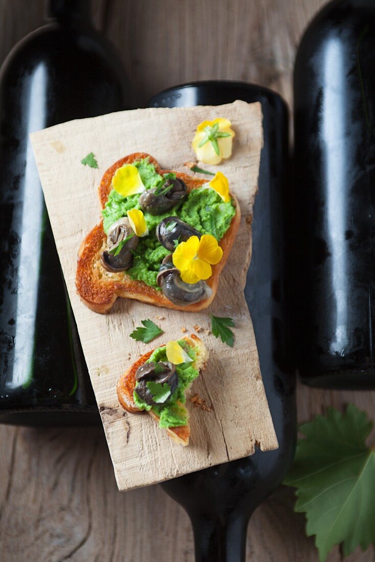 Weinbergschnecken mit Petersilienpüree auf Toast