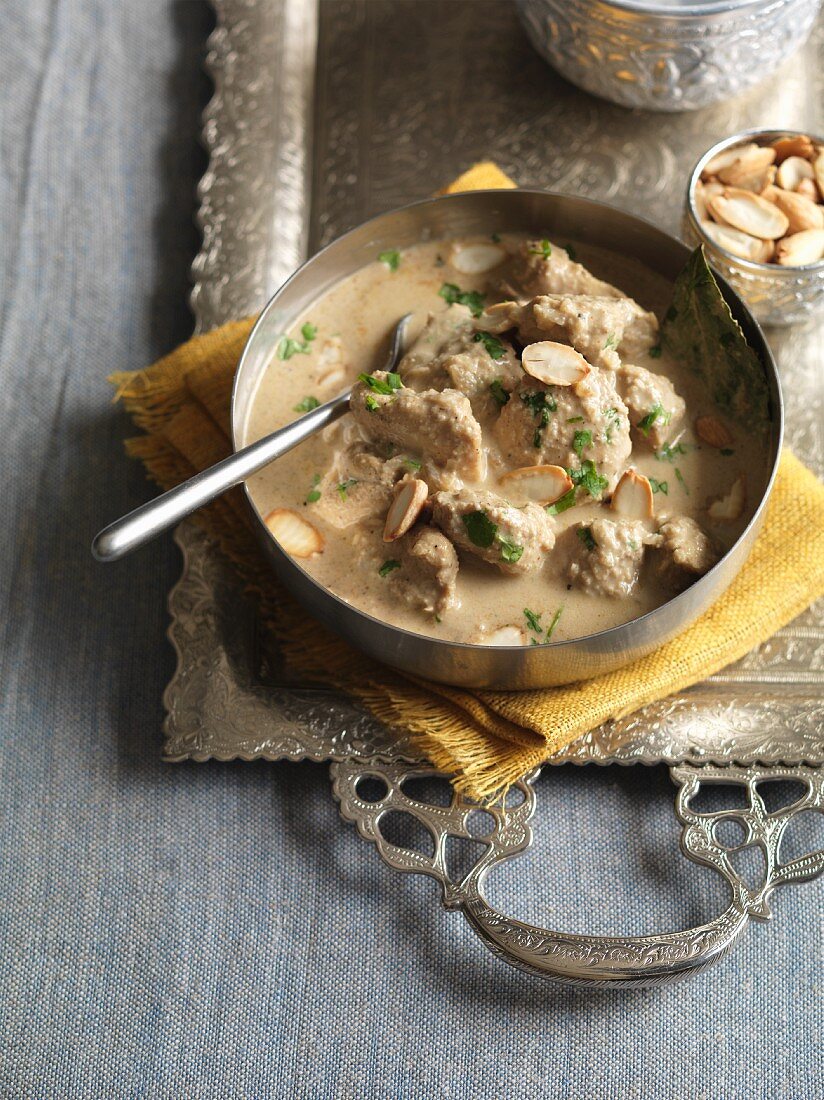 Creamy chicken curry with almonds (India)