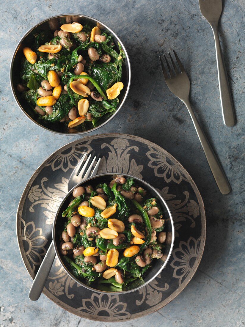Spinach with black-eyed beans and peanuts (India)