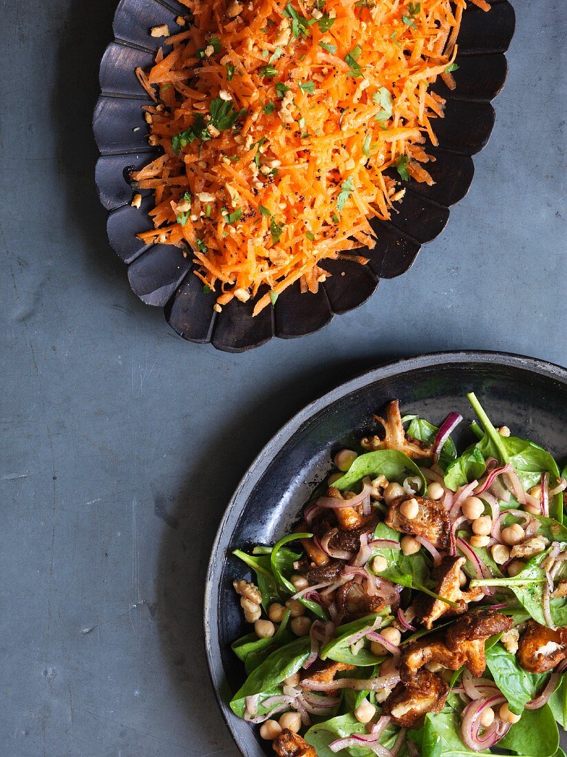 Warm tandoori mushroom salad with spinach and chickpeas and a carrot salad (India)