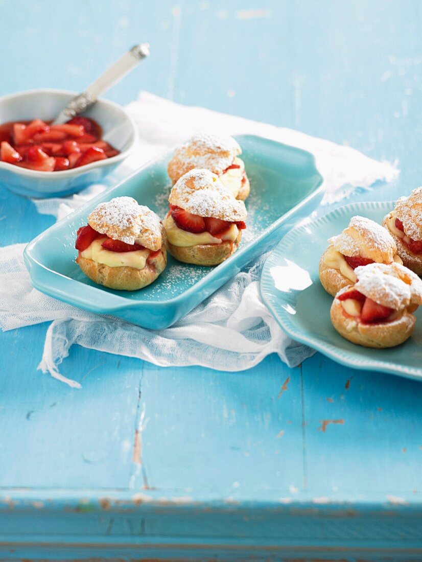 Profiteroles mit Vanillepudding und Erdbeeren