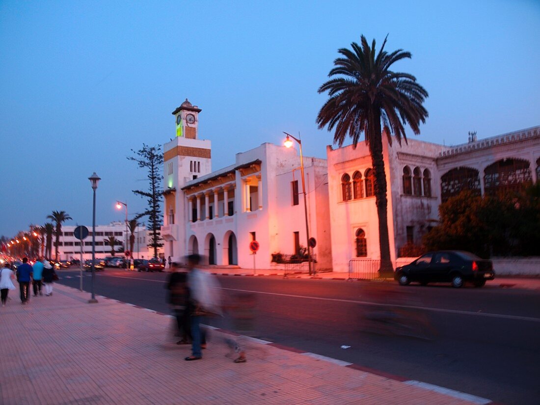An der Strandpromenade von El Jadida - abendlicher Treffpunkt für Einwohner wie für Touristen, Marokko