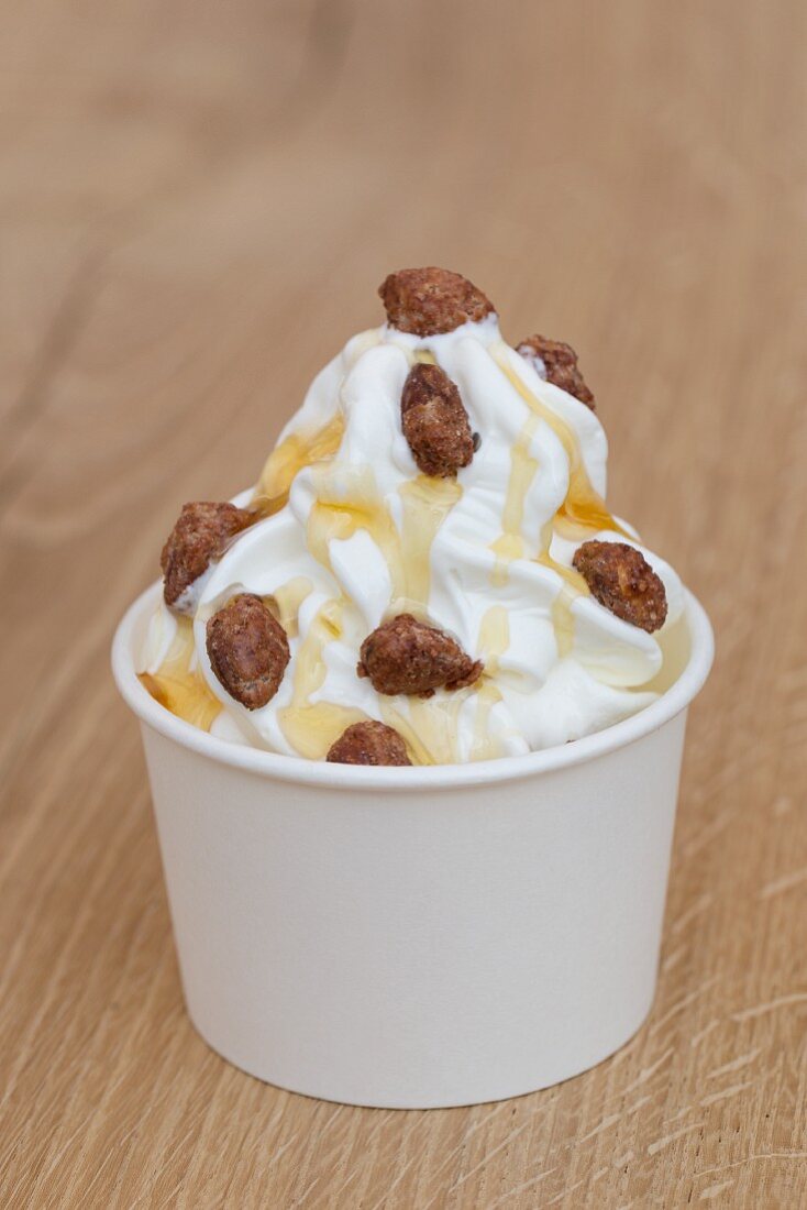 Frozen yoghurt with honey and roasted almonds