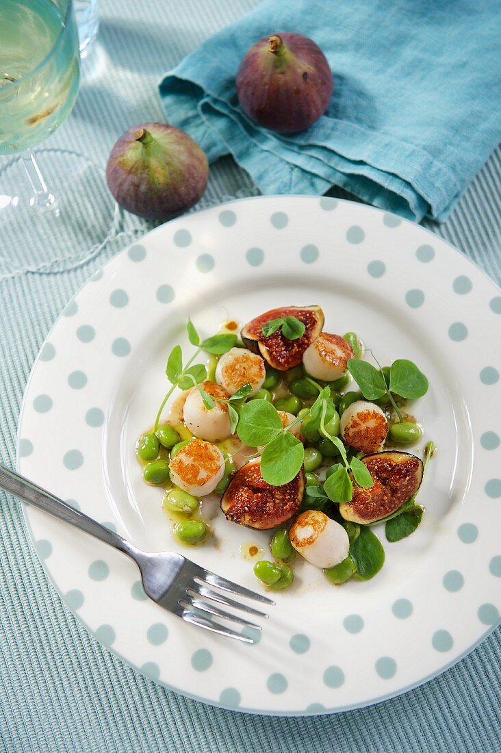 Scallops with figs, broad beans and watercress