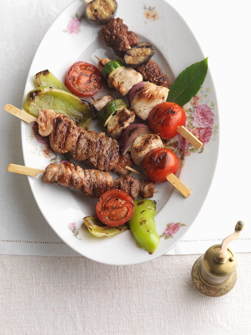 Ramadan skewers with lean meats, tomatoes, courgettes and peppers