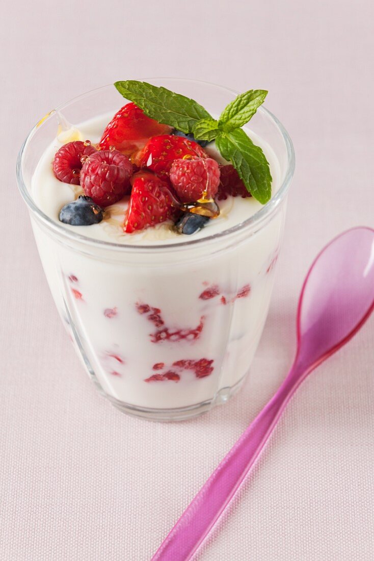 Joghurt mit Beeren, Honig und Minze