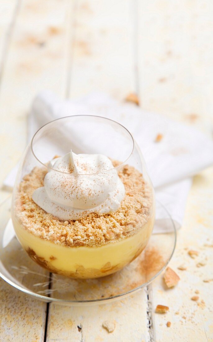 Trifle mit Vanillecreme und Keksen