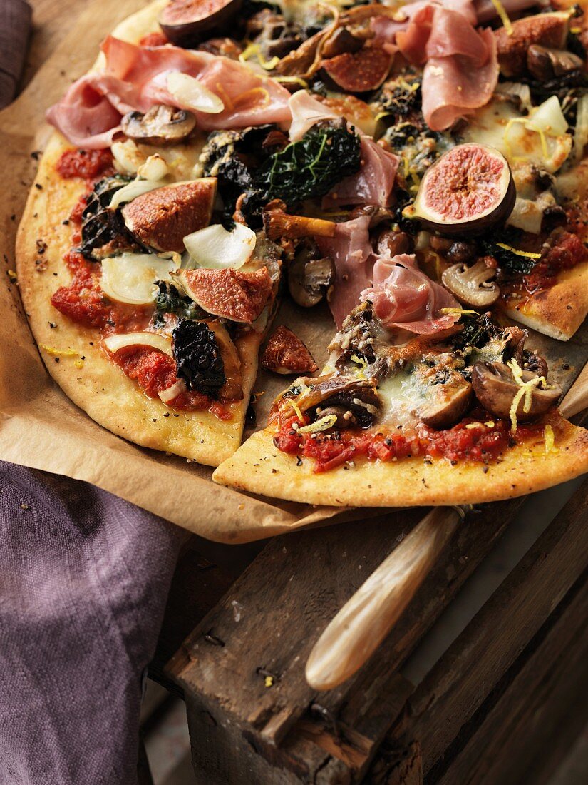 Pizza with prosciutto, figs and mushrooms