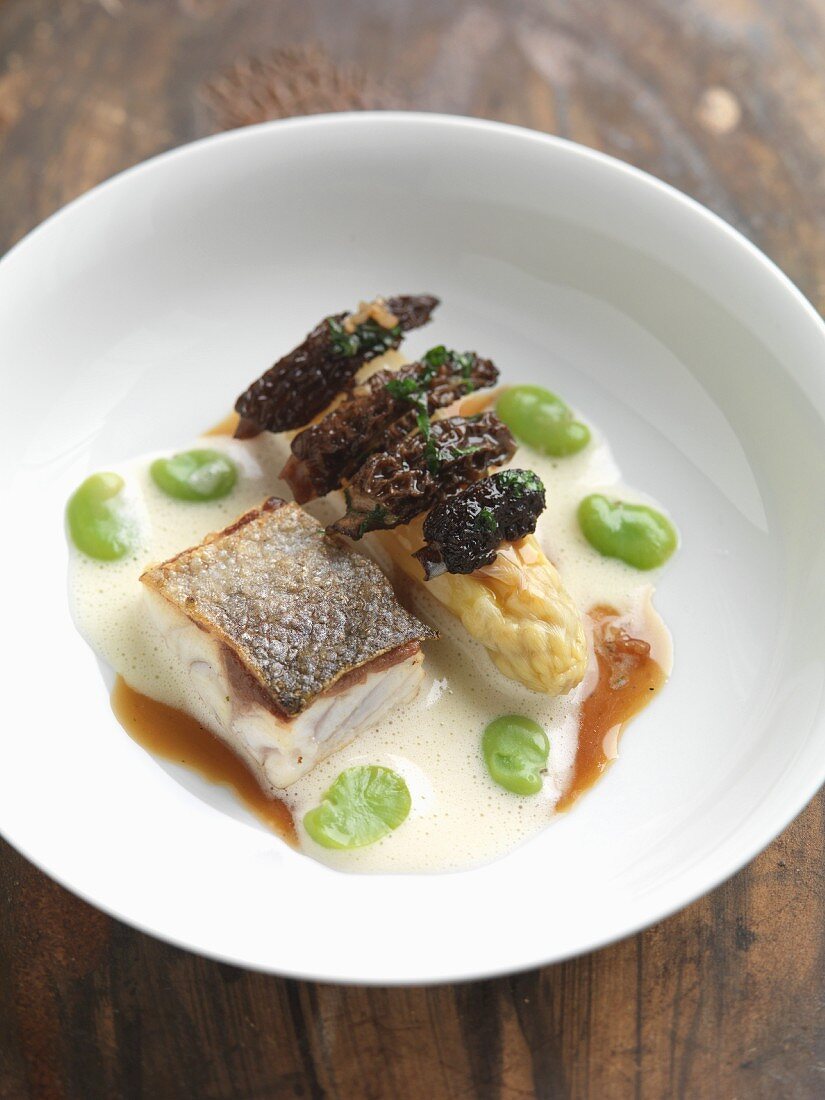 Sea bass fillet with asparagus and morel mushrooms