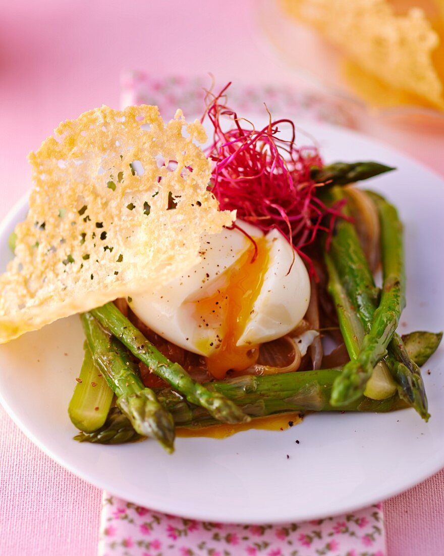 Green asparagus with a poached egg and Parmesan crisps
