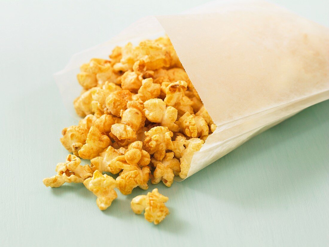 Karamell-Popcorn in einer Papiertüte