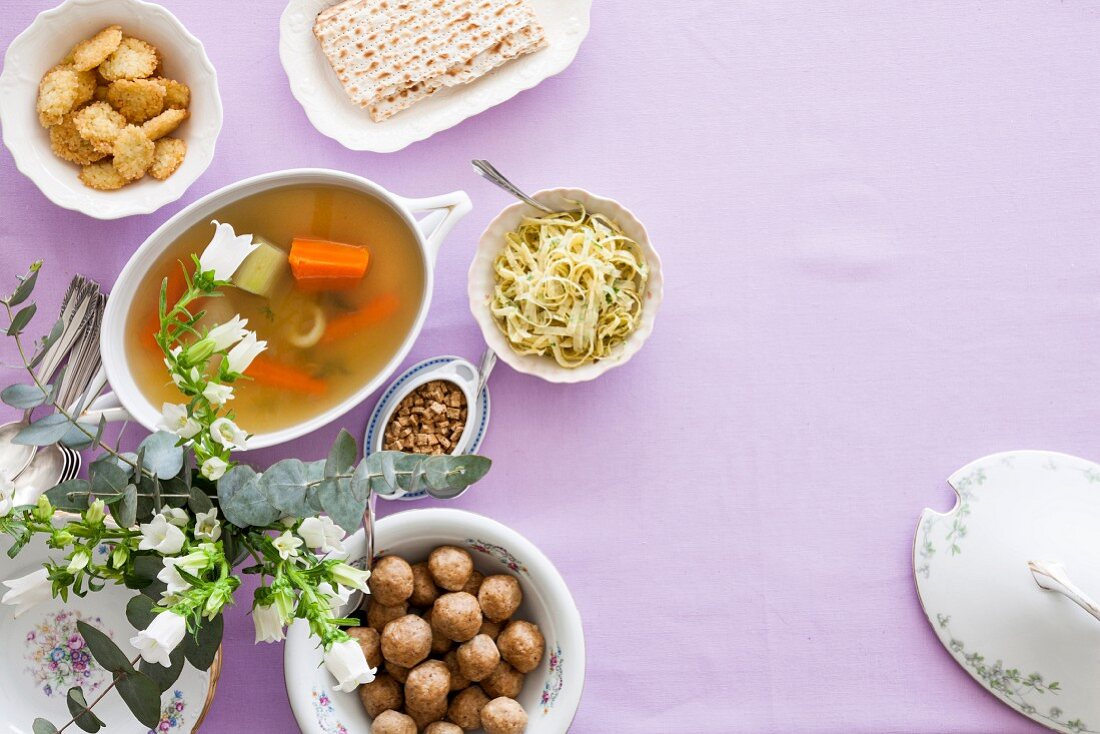 Verschiedene Gerichte zum jüdischen Pessach-Fest