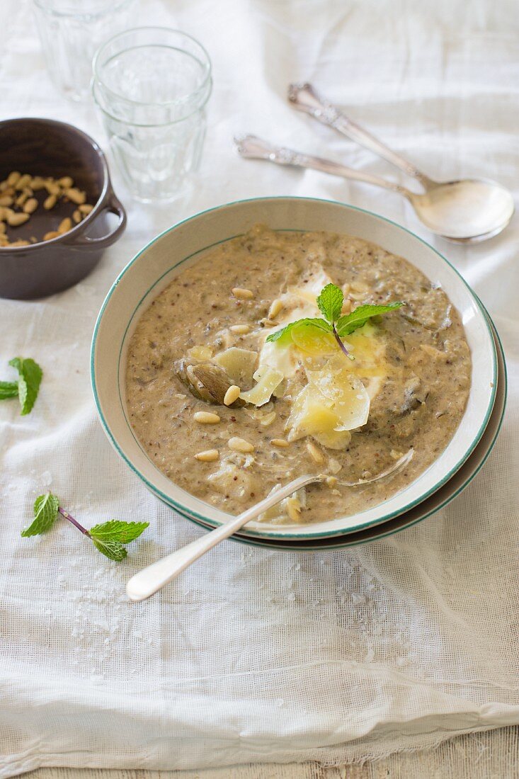 Waterblommetje-Suppe mit Creme fraiche, Käsespänen, Pinienkernen und frischer Minze (Südafrika)