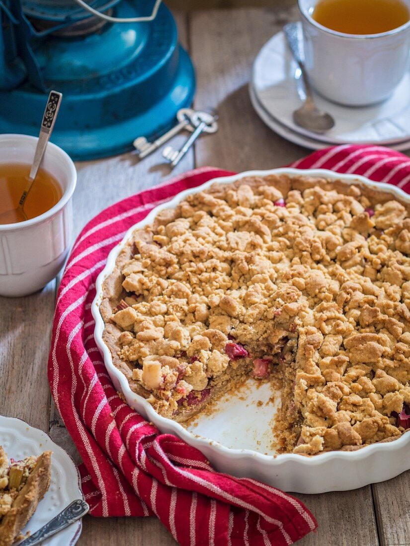 Rhubarb crumble cake