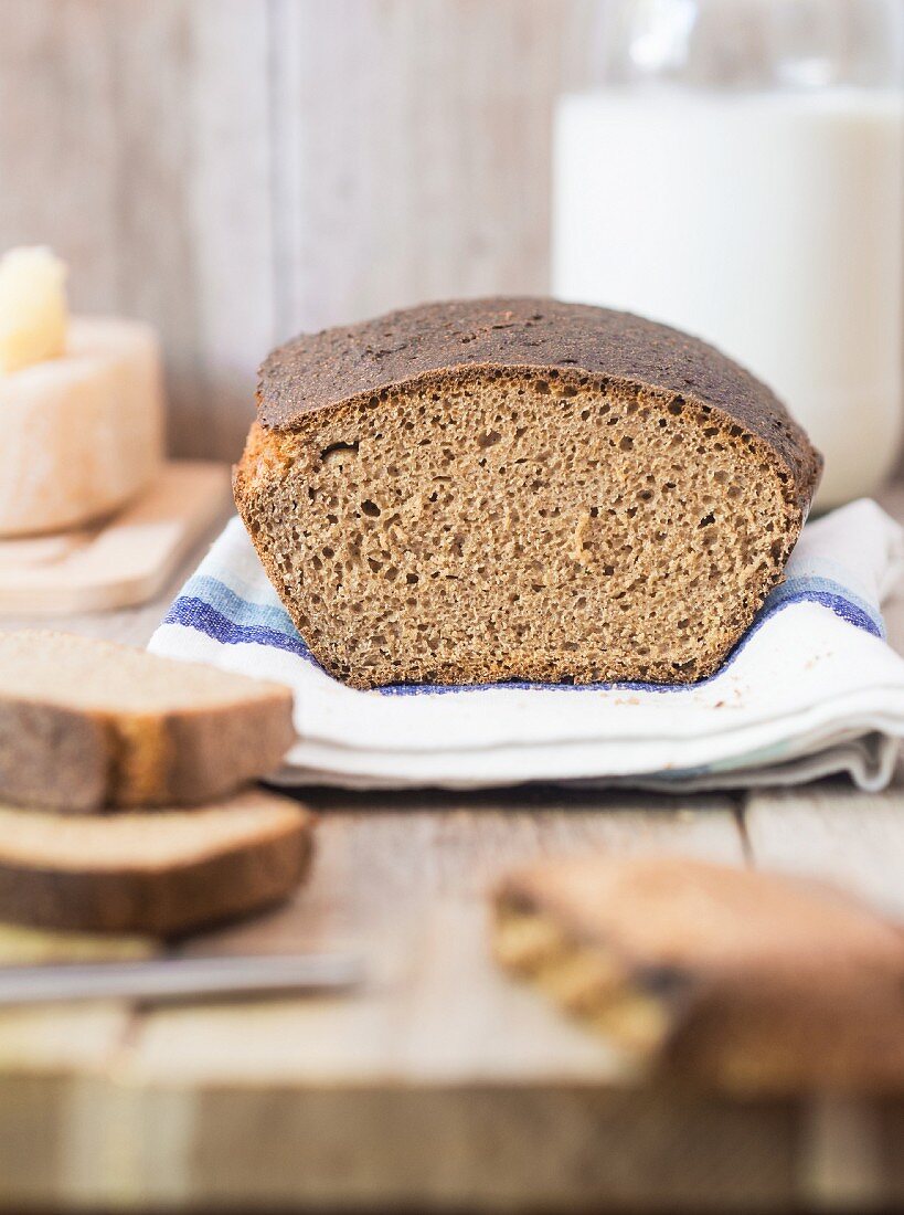 Roggenbrot auf Küchentuch