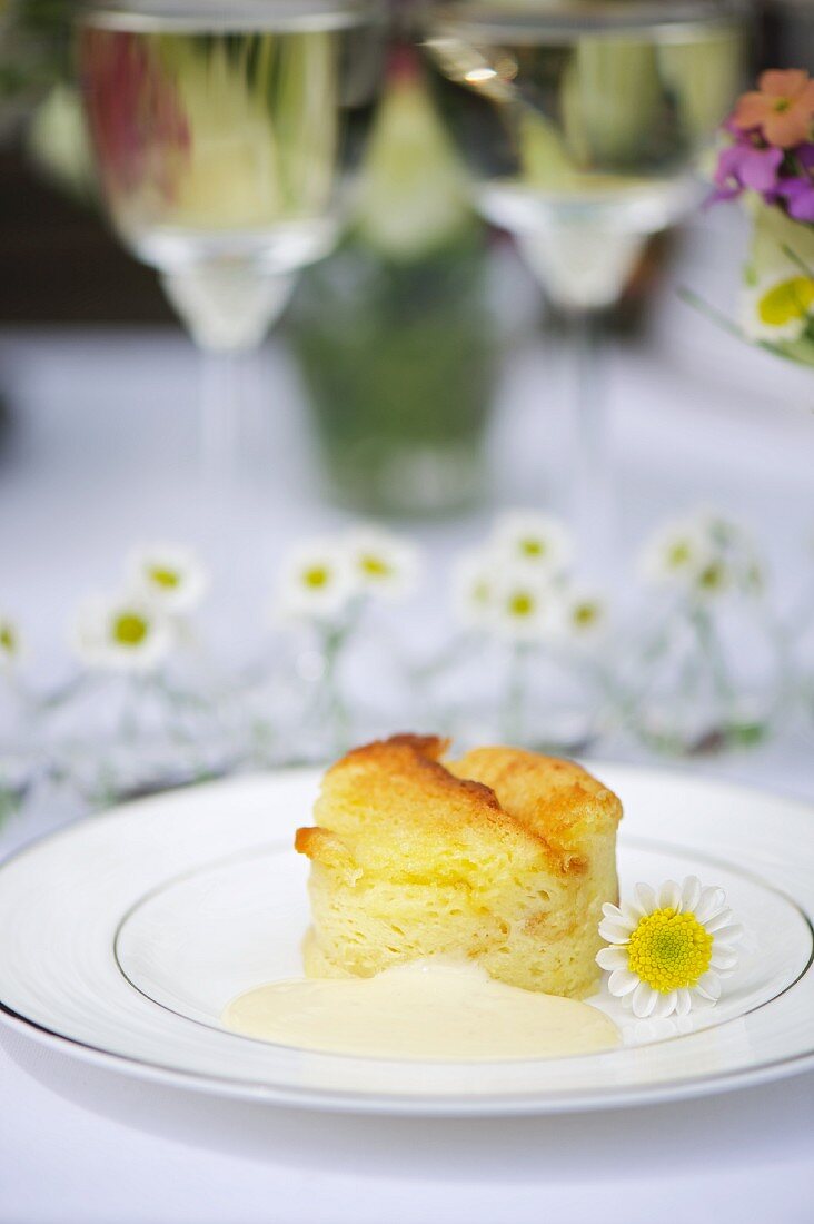 Apfel-Brotpudding mit Vanillesauce