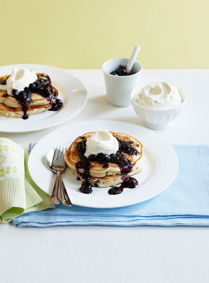 Pancakes mit Blaubeeren und Joghurt