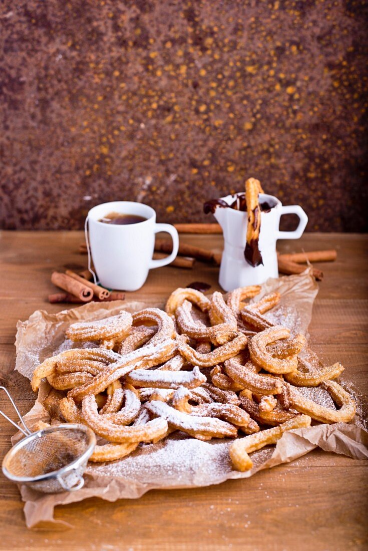 Churros mit Puderzucker und Schokoladendip