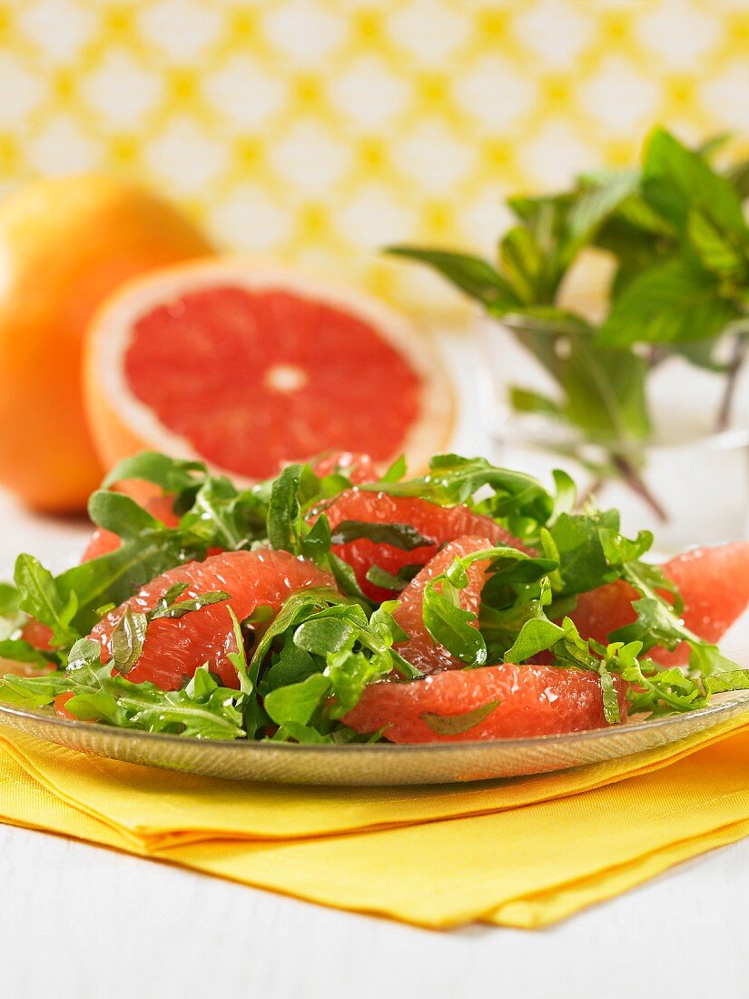 Rucola-Grapefruit-Salat auf Glasteller