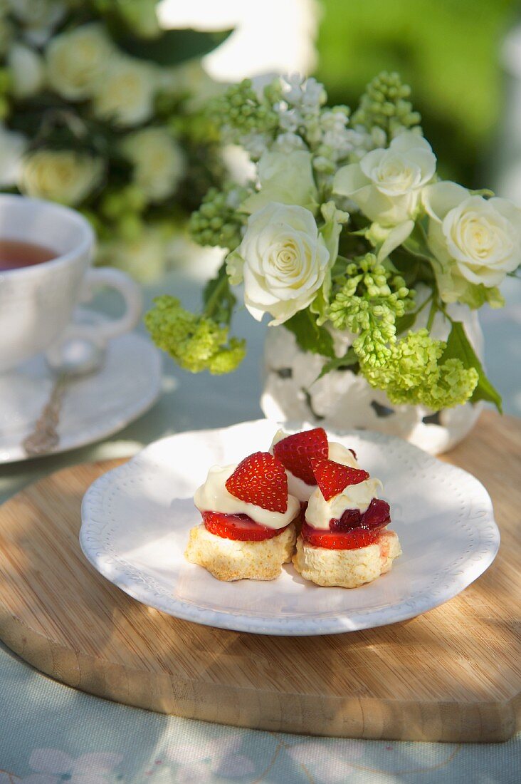 Scones with strawberries and clotted cream
