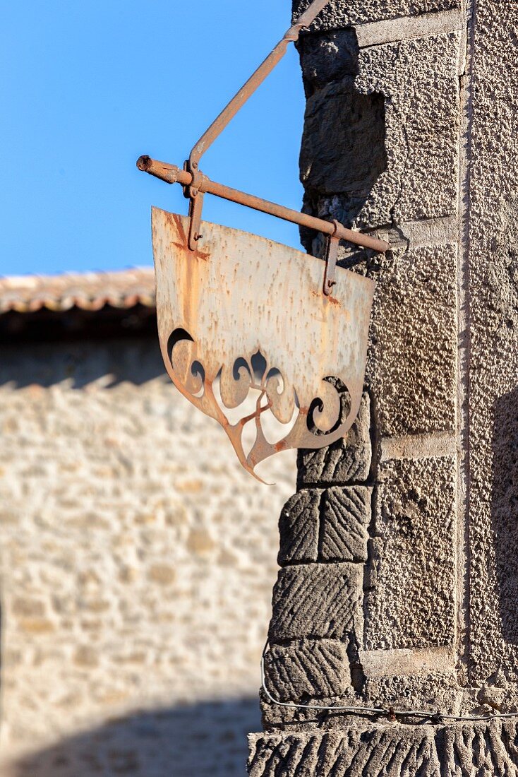 Metallschild an Gebäude in der Zitadelle von Carcassonne (Frankreich)