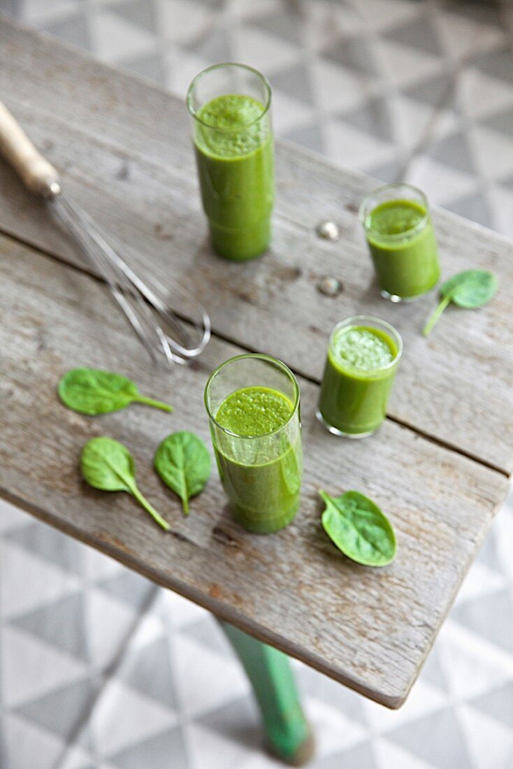 Grüner Spinat-Apfel-Smoothie mit Sellerie