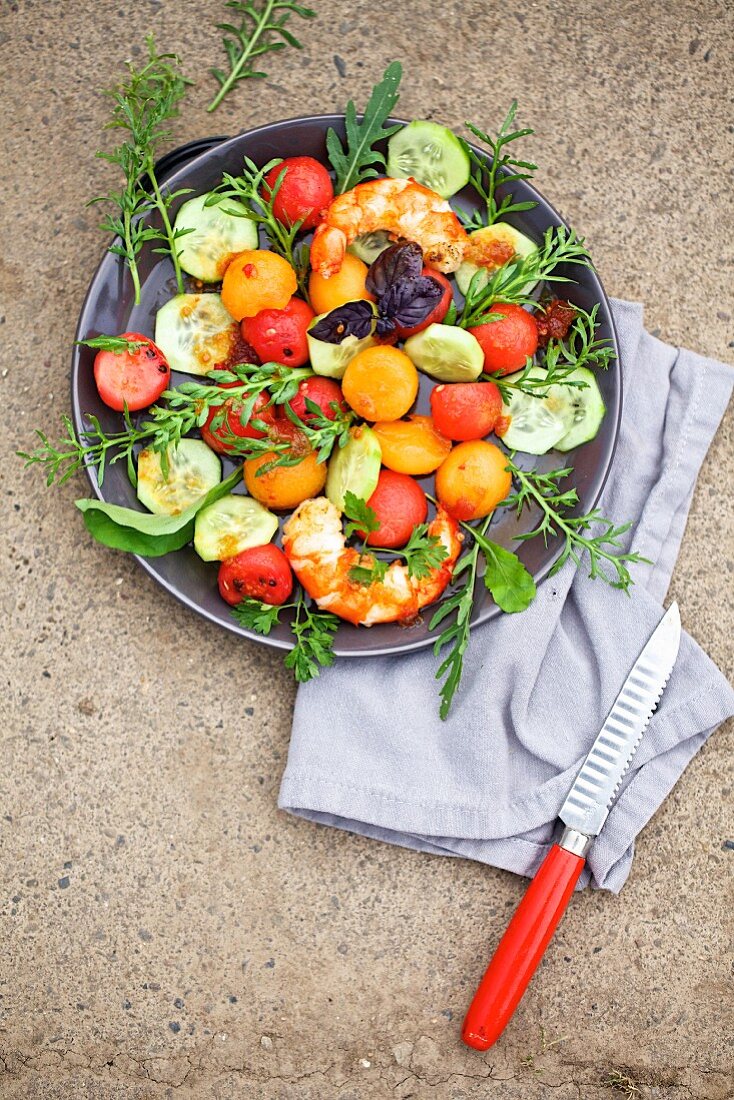 Melonen-Gurken-Salat mit Shrimps und Tomaten-Chili-Dresssing