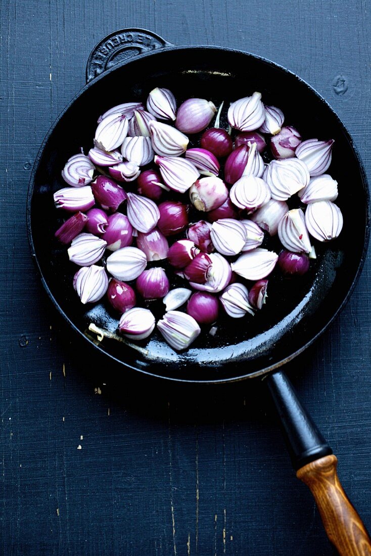 Red onions and a cast-iron pan (seen from above)