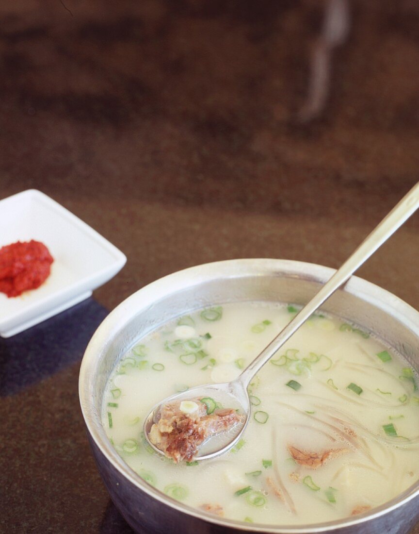 Koreanische Rindersuppe aus Rinderknochen; dazu scharfe Chilipaste